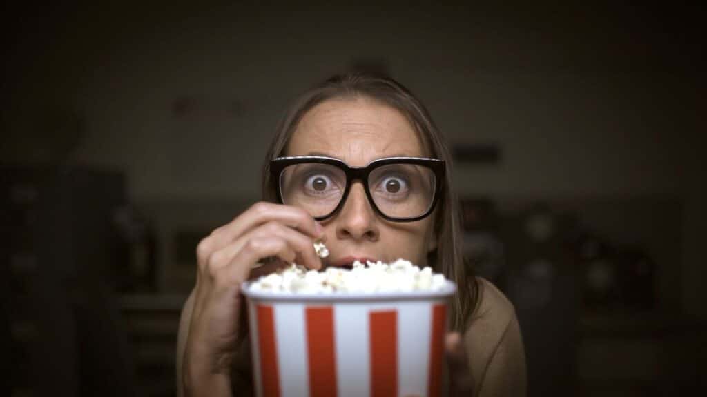 pessoa em filme de terror