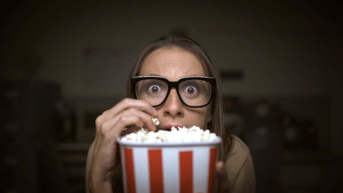 pessoa em filme de terror